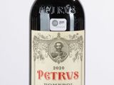 une bouteille de vin posée sur une table