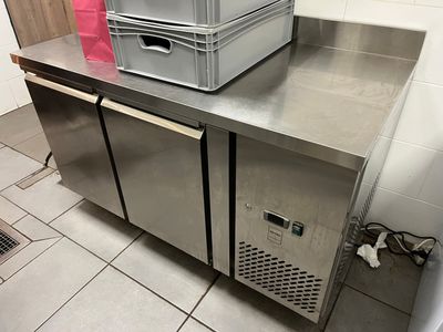 deux glacières posées sur un plan de travail dans une cuisine