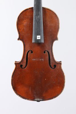 un vieux violon avec un archet suspendu à l'arrière