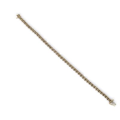 gros plan d'un bracelet en argent sur fond blanc