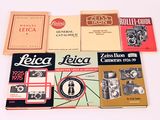 un grand nombre de livres posés sur une table