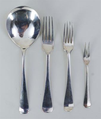 quatre fourchettes, une cuillère et une cuillère posées sur une table