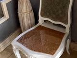 une chaise placée à côté d'un vase contenant des fleurs