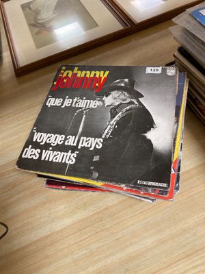 une pile de magazines posée sur une table à côté d'une lampe