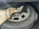 un gros plan sur un pneu à l'arrière d'une voiture