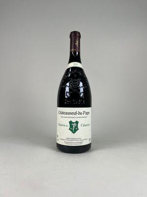 une bouteille de vin posée sur une table