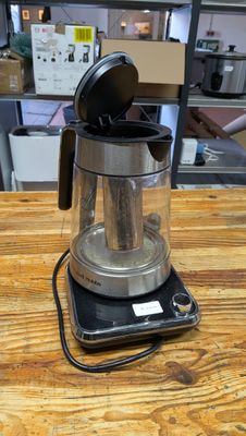 une cafetière posée sur une table en bois