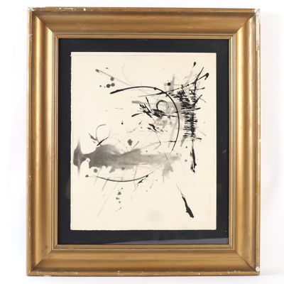 un tableau en noir et blanc dans un cadre doré, accroché à un mur blanc