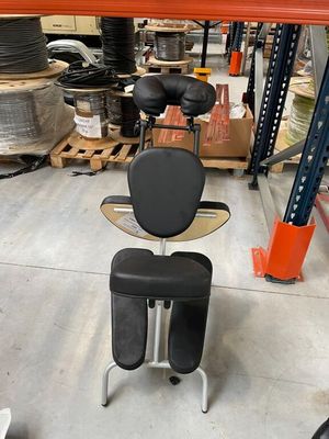 une chaise qui se trouve au milieu d'une pièce