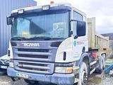 un camion garé devant un bâtiment