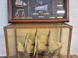 une maquette de bateau en bois exposée dans une vitrine
