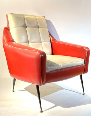 une chaise rouge et blanche aux pieds noirs