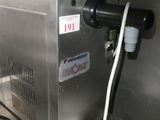 l'image d'une machine posée sur un comptoir