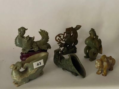 cinq figurines posées sur une table