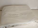 une photo d'un matelas emballé dans du plastique