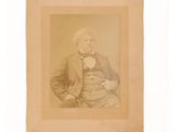 une vieille photo d'un homme en costume-cravate posant pour une photo