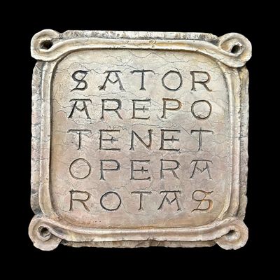 une plaque en argent portant une inscription sur fond noir