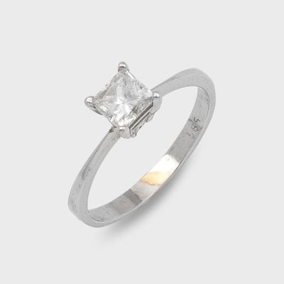 une bague en or blanc sertie d'un diamant taille princesse