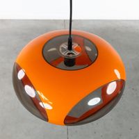 Massive, une suspension « Bug Eye » orange en forme d’OVNI, … (photo 6)