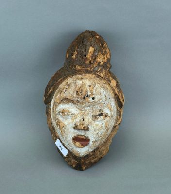 une image représentant une sculpture en céramique représentant le visage d'une femme