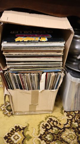 Important lot de vinyles : 8 caisses de 33 tours divers, variété ...