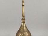 un vase ancien en laiton orné d'un motif décoratif sur le dessus