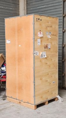 un grand réfrigérateur en bois au milieu d'un entrepôt