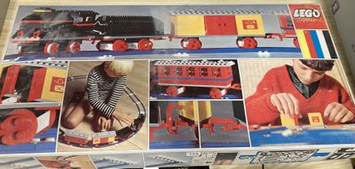 une boîte de sets de trains Lego sur la table