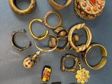 de nombreuses bagues et bracelets de toutes sortes posés sur la table