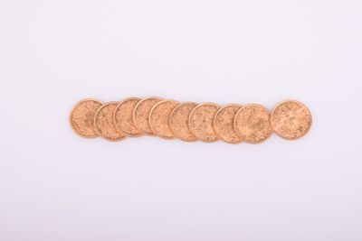 gros plan d'une pile de pièces de monnaie sur une surface blanche