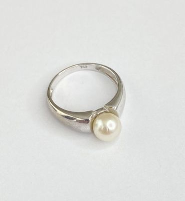 bague en argent massif ornée d'une seule perle