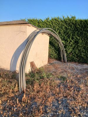 un tuyau raccordé au mur d'un immeuble