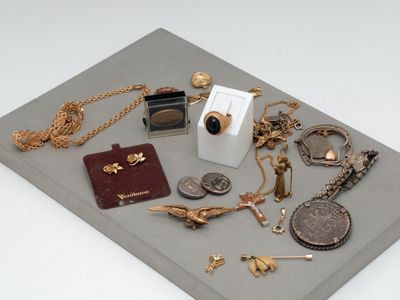 de nombreux bijoux en or et en argent posés sur une table