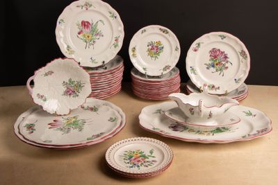beaucoup d'assiettes et de tasses sur la table