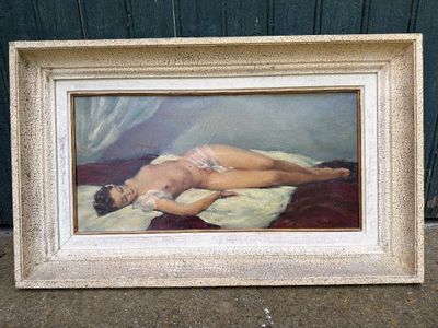 tableau représentant une femme allongée sur un lit, dans un cadre blanc