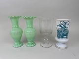 trois vases posés l'un à côté de l'autre sur une table