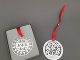 décoration de Noël dans un coffret cadeau orné d'un ruban rouge