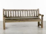 un banc en bois qui se trouve au milieu d'une pièce