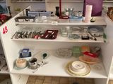 un plan de travail de cuisine encombré