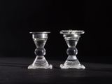 une paire de bougeoirs en verre transparent sur fond noir