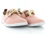 des chaussures roses avec des semelles et des lacets blancs sur fond blanc