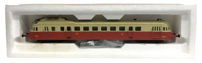 le petit train se trouve dans une boîte blanche posée sur une surface blanche