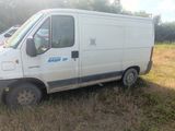 une camionnette blanche garée dans l'herbe
