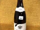 une bouteille de vin posée sur une table