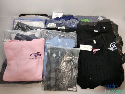 beaucoup de t-shirts et d'autres articles dans une boîte