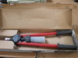 une boîte contenant une paire de pinces