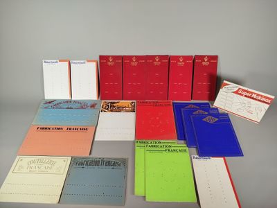 plusieurs livres sont empilés sur une table