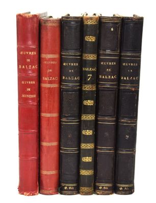 plusieurs vieux livres sont alignés sur une surface blanche