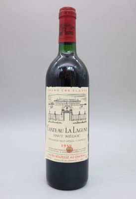 une bouteille de vin rouge posée sur une table blanche
