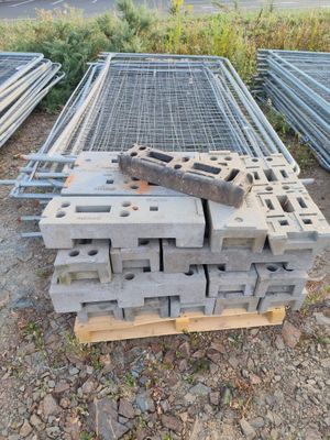 une pile de parpaings posée sur une palette